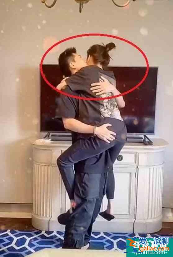 窦骁何超莲反手抱 两人互动甜蜜幸福大撒狗粮？