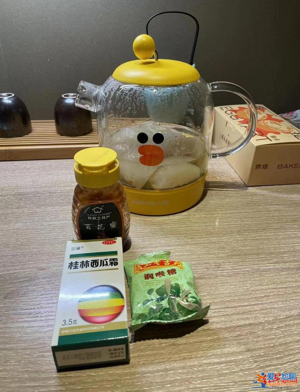 独自对抗奥密克戎 那些去“抗阳酒店”自我隔离的人们？