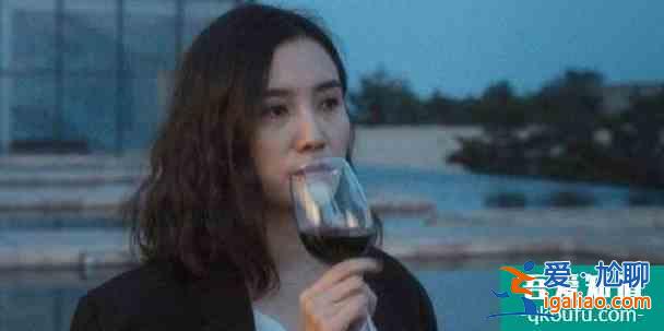 《白色月光》中的宋佳，无需炸裂的演技，举手投足全是压抑？