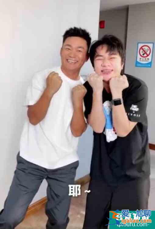 王宝强王祖蓝再同框 两人灿笑故意挤出皱纹十分搞笑？