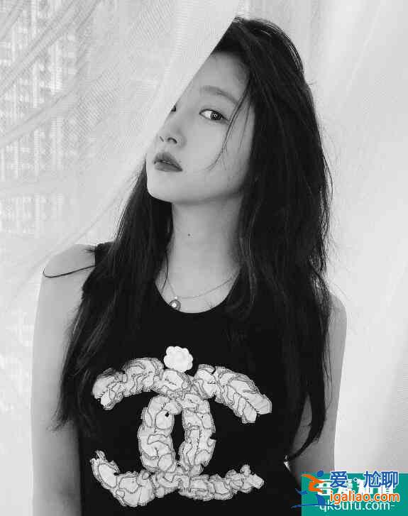 关晓彤秀腹肌 眼神凌厉高贵冷艳美人感尽显？