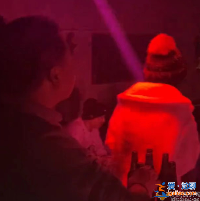 杨颖关喆现身酒吧!网友爆料两人关系非同一般 曾被拍一同去滑雪