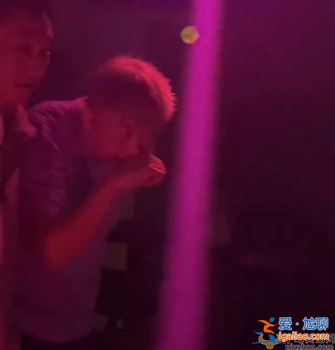 杨颖关喆现身酒吧!网友爆料两人关系非同一般 曾被拍一同去滑雪