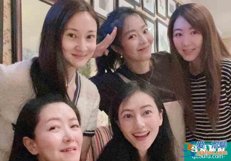 高圆圆与朋友聚会笑容甜 穿紧身上衣身材丰满？