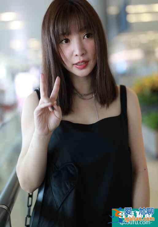 柳岩梳齐肩发似少女 对镜比耶甜笑心情好？