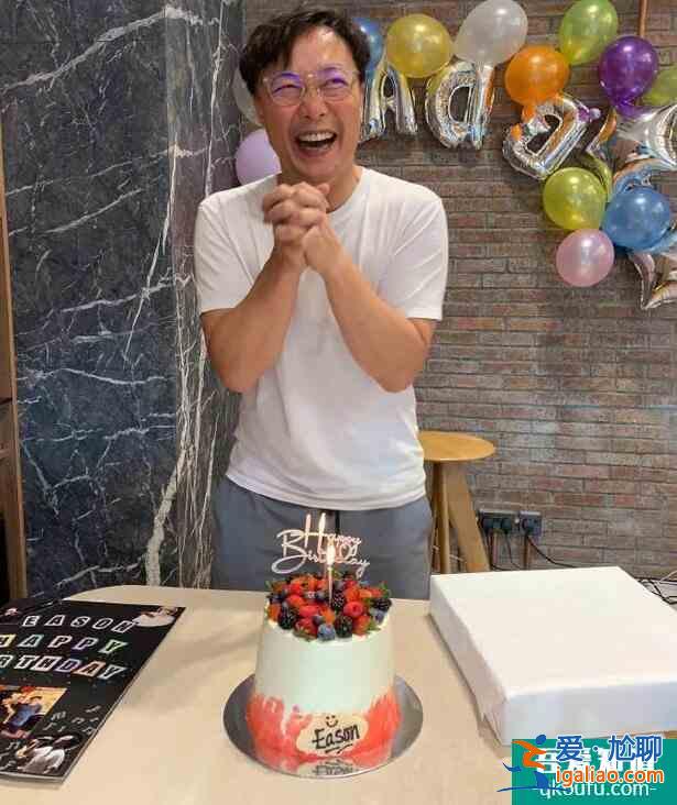 陈奕迅为自己庆生 在蛋糕前双手握拳大笑心情超好？