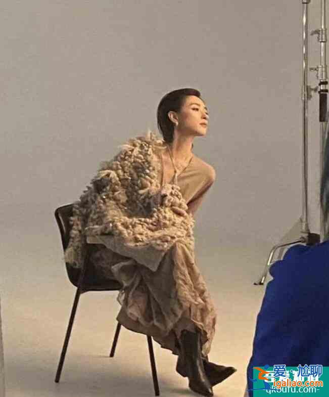 万茜车祸后复工拍摄 右手全程用枕头垫着近照曝光? 万茜车祸后复工拍摄 右手全程用枕头垫着近照曝光?