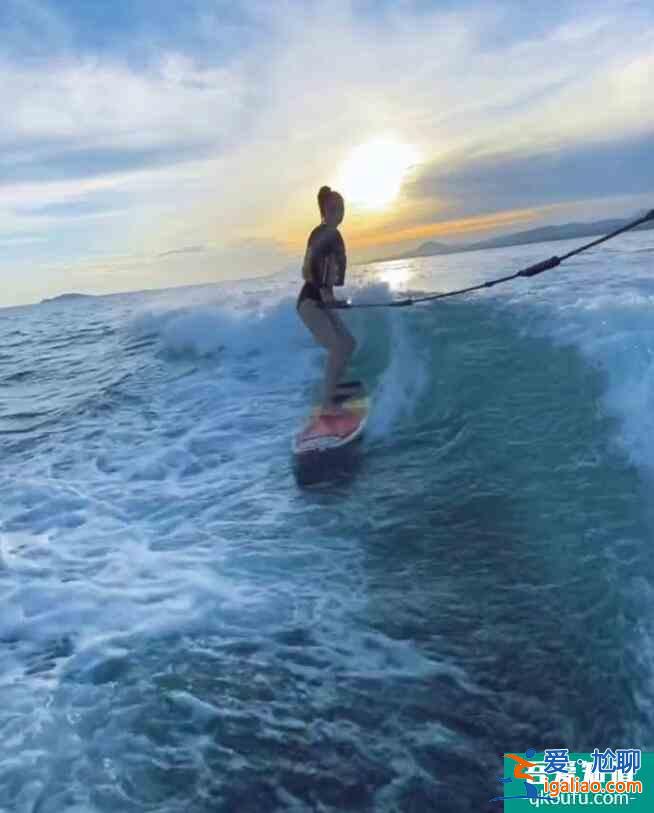 baby晒冲浪视频 伸开双臂驰骋海浪之上又飒又美？
