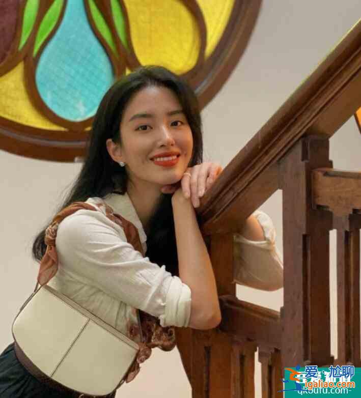 杨采钰晒美照笑容满面 妆容精致打扮时尚超精致？