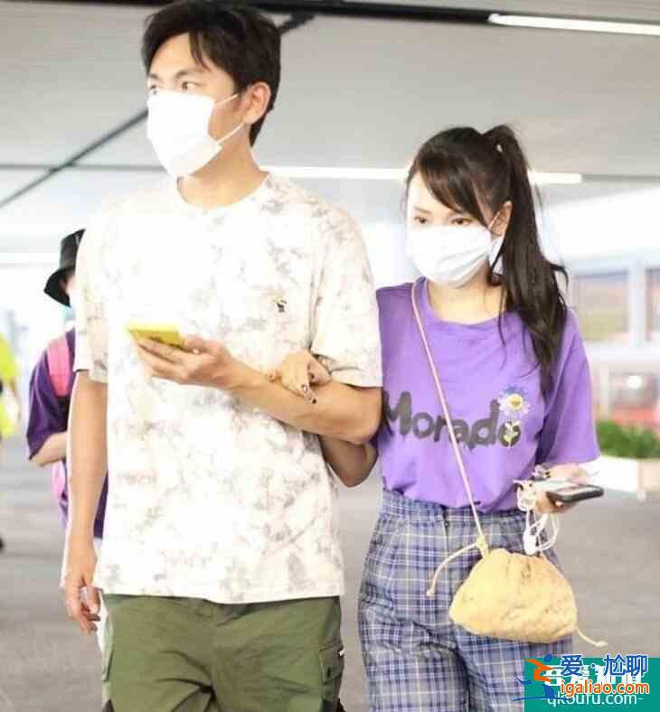 伊能静一家现身机场 全程有说有笑感情非常和睦？