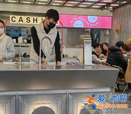 曝王思聪携新女友露面!大口嗦粉接地气 身材发福臃肿变化大