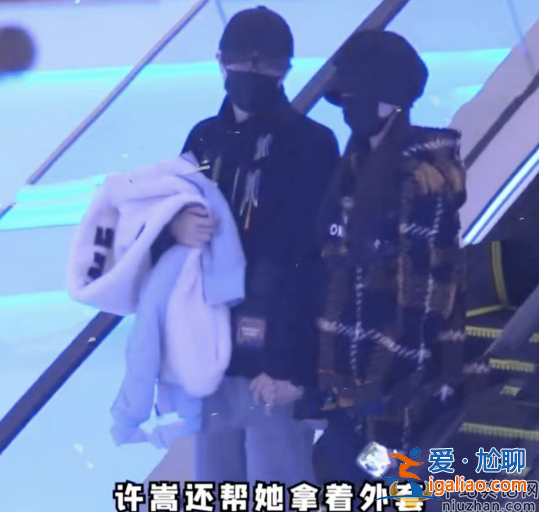 许嵩冯禧逛街拥抱!牵手搂肩添堵爆笑 网友在线追问什么时候结婚