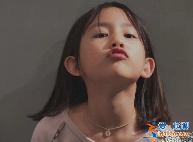 孙莉晒小女儿近照惹争议!戴项链涂指甲油太成熟 嘟嘴卖萌太像黄磊
