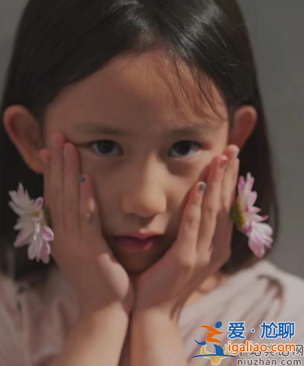 孙莉晒小女儿近照惹争议!戴项链涂指甲油太成熟 嘟嘴卖萌太像黄磊