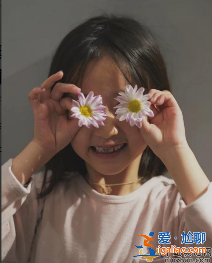 孙莉晒小女儿近照惹争议!戴项链涂指甲油太成熟 嘟嘴卖萌太像黄磊