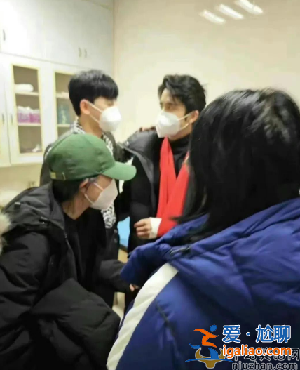张新成和张杰掰手腕骨折!节目组道歉网友不买账 全网回忆高以翔猝死