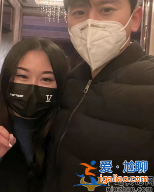 张杰与女粉丝拍照引争议!俩人紧贴着太亲密 女方靠其怀中太甜蜜