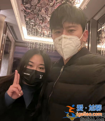 张杰与女粉丝拍照引争议!俩人紧贴着太亲密 女方靠其怀中太甜蜜