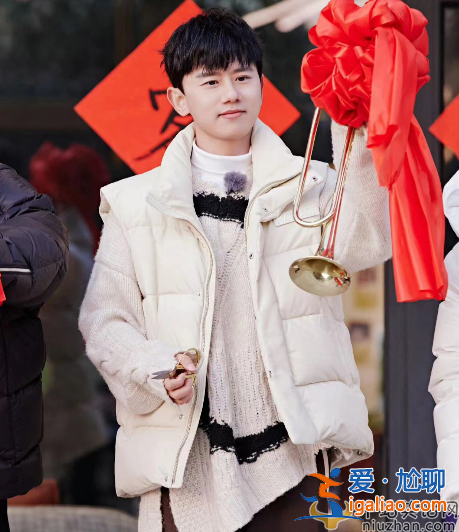 张杰与女粉丝拍照引争议!俩人紧贴着太亲密 女方靠其怀中太甜蜜