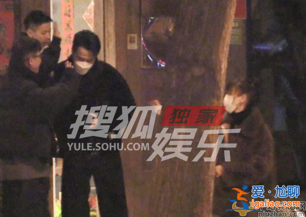 刘恺威李晓峰好事将近?外出聚餐女方全程捂小腹 网友疑问怀孕了吗