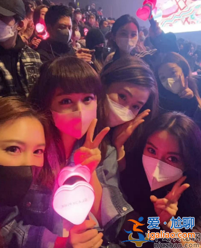 前一秒杨颖带儿子逛街被受好评 下一秒杨颖现身韩团BLACKPINK演唱会惹争议