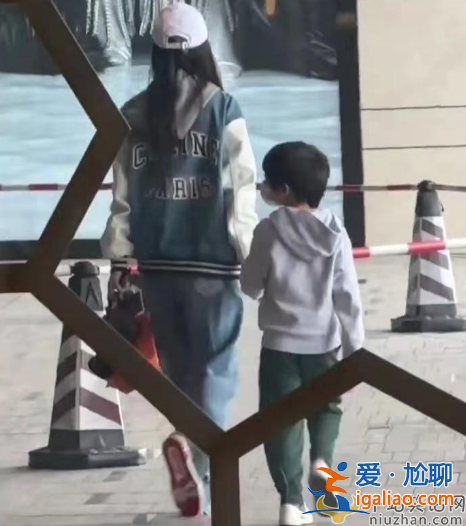 前一秒杨颖带儿子逛街被受好评 下一秒杨颖现身韩团BLACKPINK演唱会惹争议