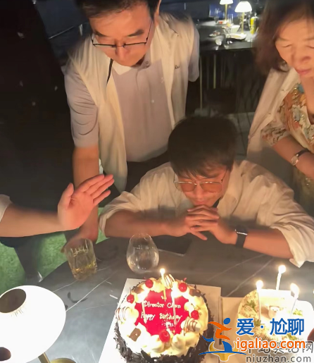 陈思诚携家人豪华游轮庆生!小女友阮巨疑在现场 网友疑问这是见父母