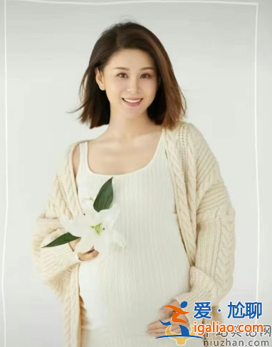 李小萌最新情况!怼脸自拍高鼻梁被指整容引热议 过年胖出双下巴