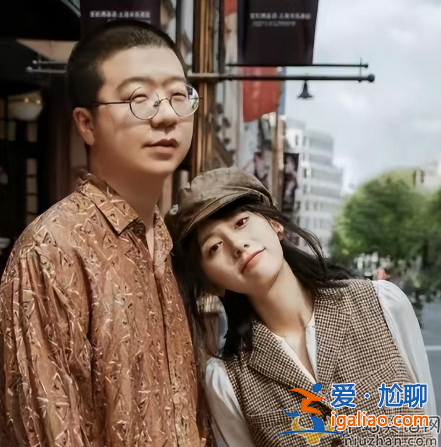 李诞新恋情曝光!与神秘女友穿情侣装 疑同居曾多次一起回家