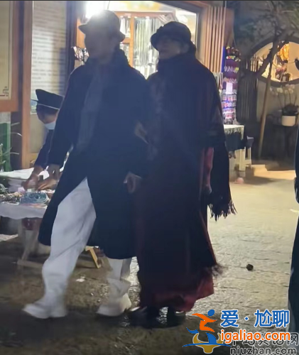 杨丽萍李玉刚胳膊紧挽惹争议!多天相处惹人生疑