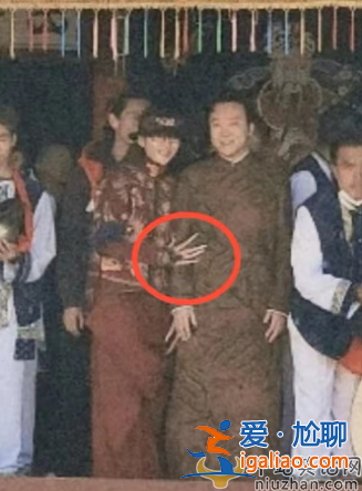 杨丽萍李玉刚胳膊紧挽惹争议!多天相处惹人生疑