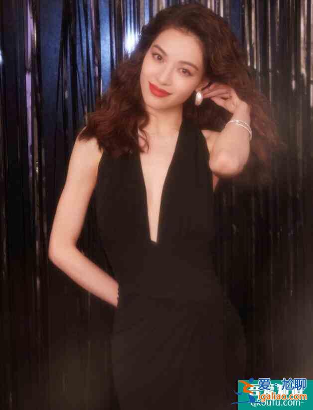 钟楚曦穿深V小黑裙 港风复古风格慵懒又性感？