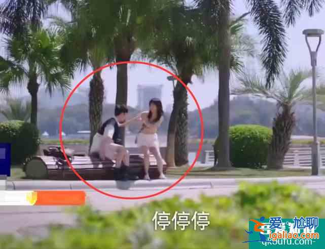 以家人之名：当凌霄和郑舒燃吻李尖尖时，谁注意她反应？大不一样？