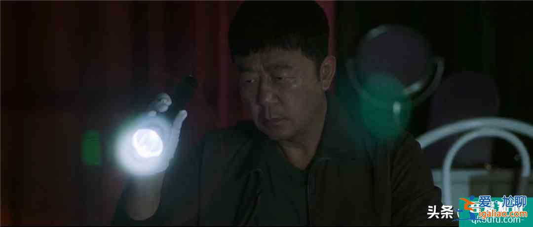 无反转不悬疑！《摩天大楼》节奏出色，嫌疑人洗脑能力满分？