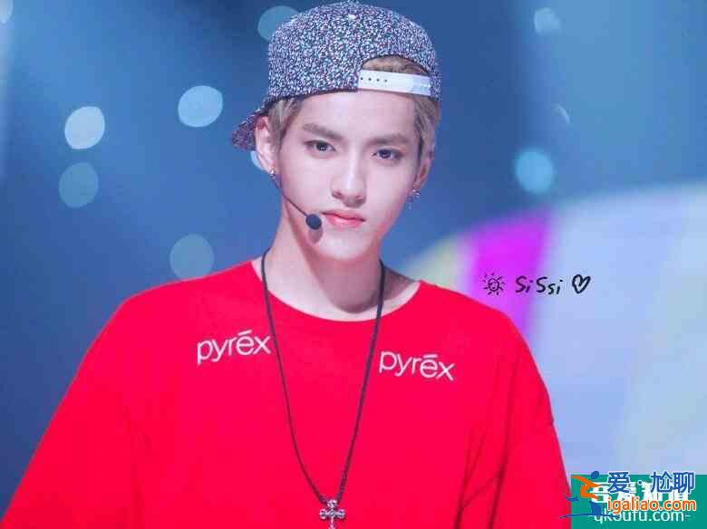 吴亦凡杨紫同框比耶 画面十分温馨和睦？