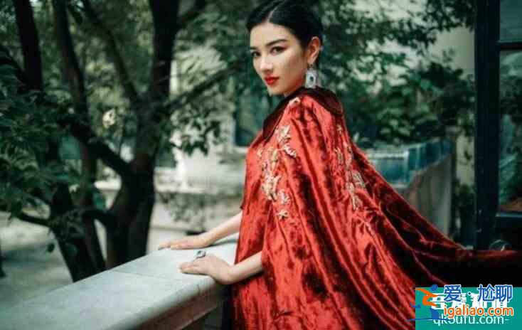 黄奕穿喜庆红衣发文 嘴角微微上扬仿佛有喜事发生？