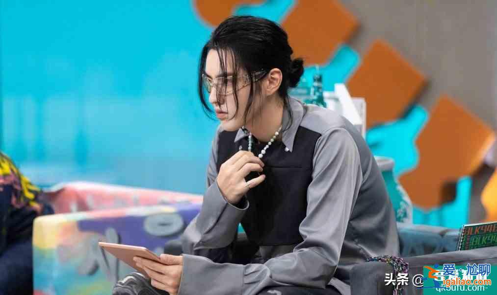 以家人之名齐明月看见凌霄亲李尖尖，吴亦凡说做主持太难了？