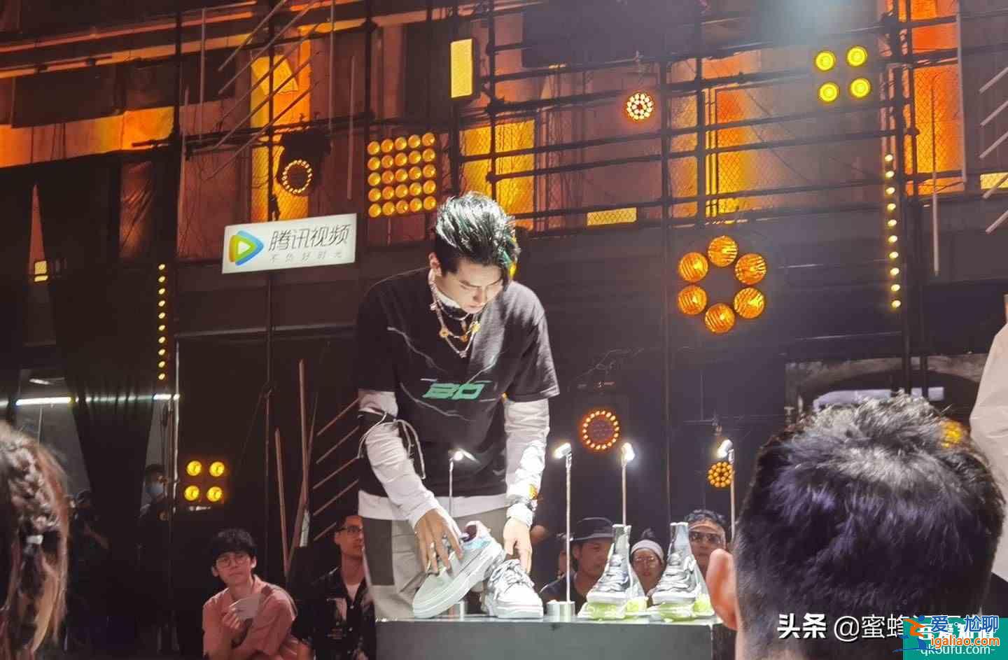 以家人之名齐明月看见凌霄亲李尖尖，吴亦凡说做主持太难了？