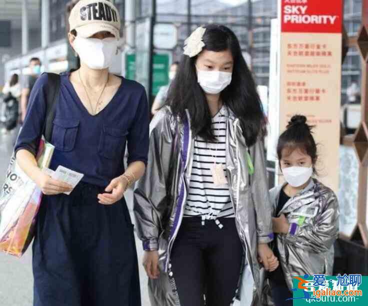 马伊琍携2女儿现身 穿V领上衣精致锁骨一览无余？