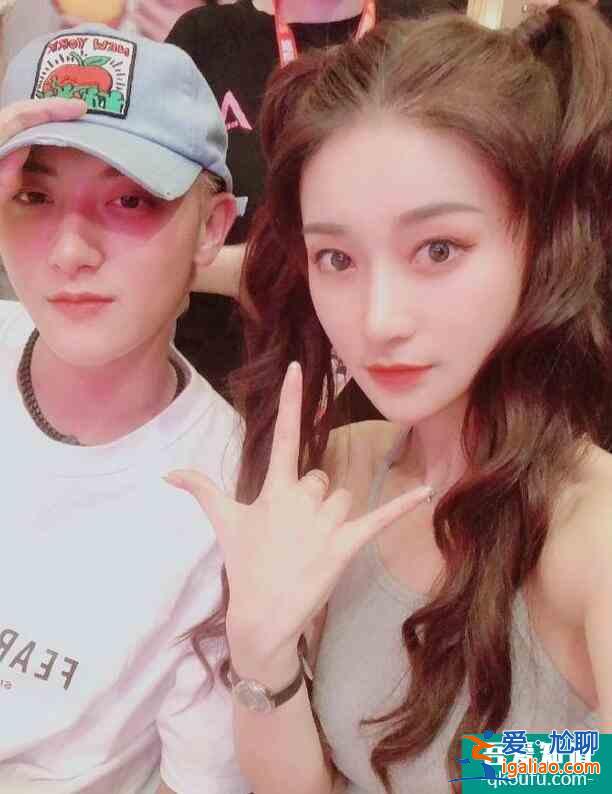 鹿晗孙如云合照 孙如云双手捧着脸竟撞脸关晓彤？