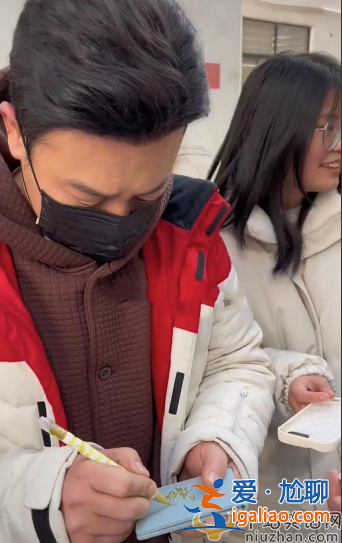 高启强张颂文被女粉丝围堵！穿百元鞋太接地气 身边没有保镖护身