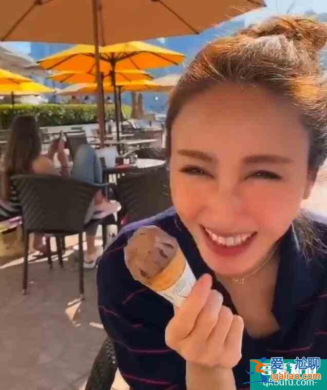 黎姿分享大笑视频 对镜笑到停不下来欢乐十足？