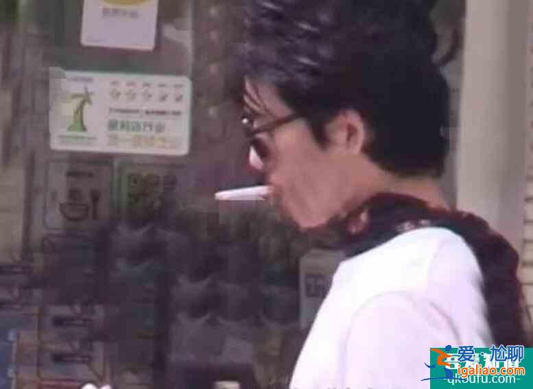 井柏然街头抽烟被拍 边抽烟边玩手机非常惬意随性？