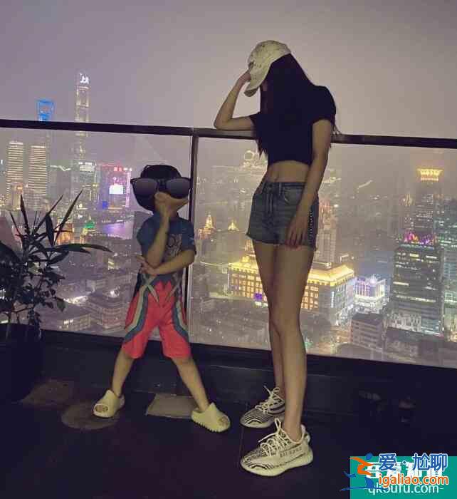 baby晒母子合影 母子两人温馨对视幸福爆棚？