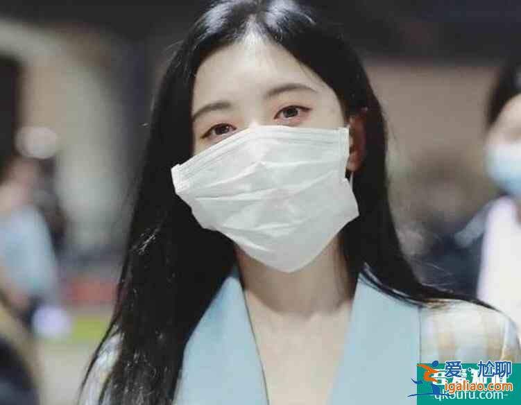 鞠婧祎戴特大口罩 为了显脸小故意戴大口罩引争议？