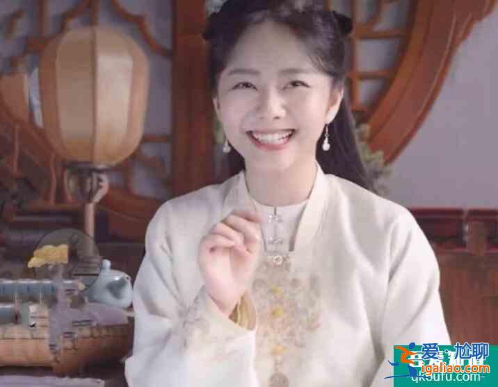 谭松韵青瓷色古装照 戴发簪尽显气质清雅大气？