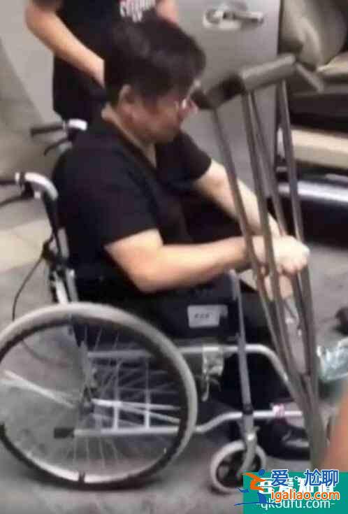 58岁郑智化近照曝光 手拄双拐坐在轮椅上令人担忧？