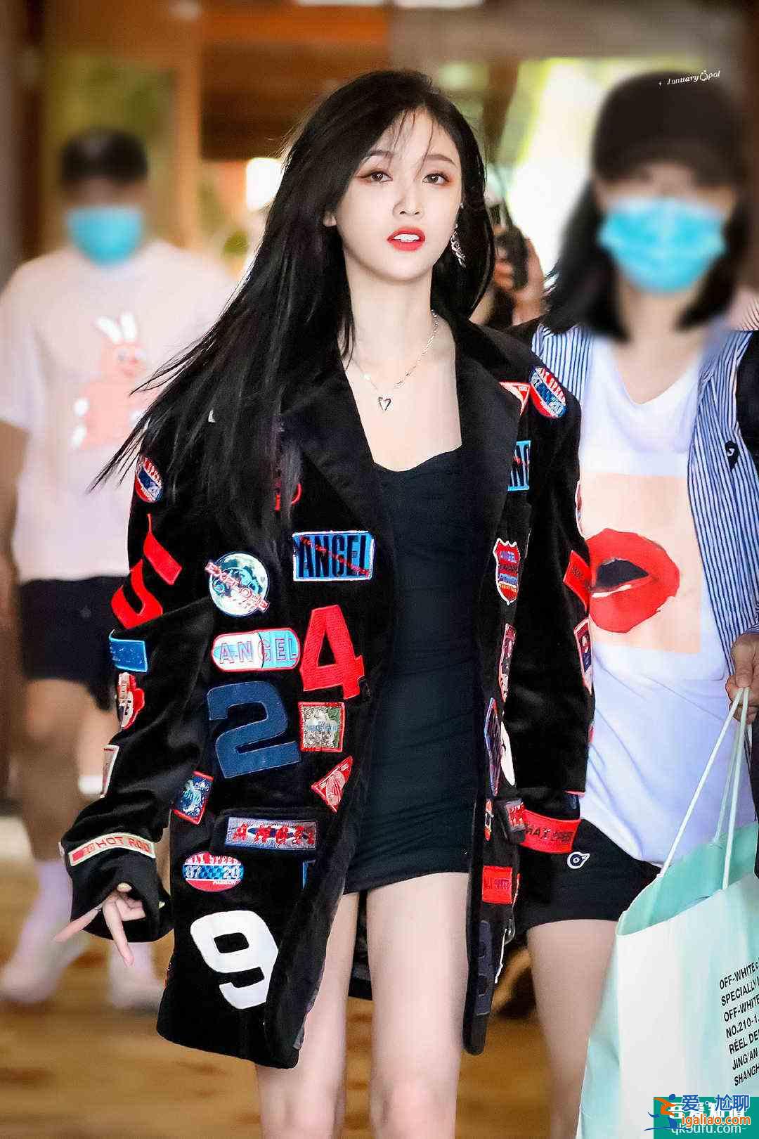 《以家人之名》谭松韵戏里戏外大不同，把西装当连衣裙来穿，好飒？