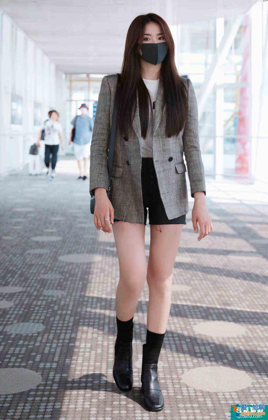 《以家人之名》谭松韵戏里戏外大不同，把西装当连衣裙来穿，好飒？