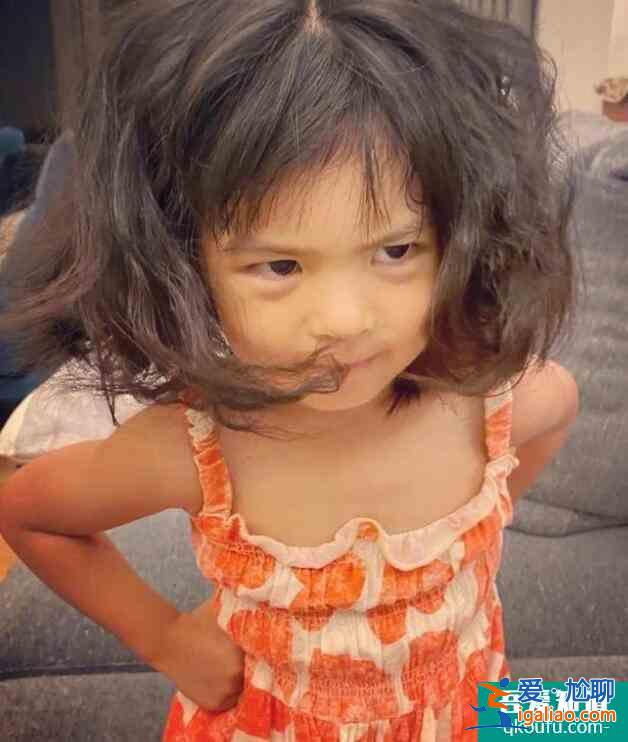 贾静雯晒女儿们萌照 与女儿嘟嘴比耶画面太养眼？